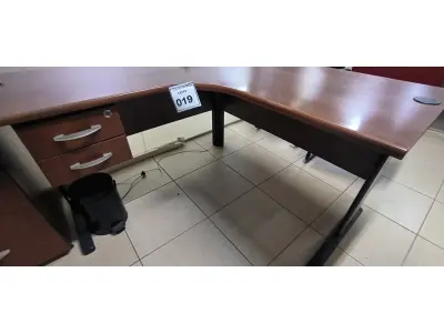LOTE 019 - 01 MESA DE CANTO COM 02 GAVETAS NA COR MARROM. (NO ESTADO) ATENÇÃO! FAZER A VISITAÇÃO ANTES DE ARREMATAR, NÃO SABEMOS SE FUNCIONA, LEILÃO NÃO TEM GARANTIA E NEM DEVOLUÇÃO, SUJEITO A POSSÍVEIS AVARIAS VISÍVEIS/OCULTAS E/OU AUSÊNCIA DE COMPONENTES.