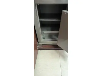 LOTE 074 - 01 COFRE PEQUENO COM SENHA E CHAVE. (NO ESTADO) ATENÇÃO! FAZER A VISITAÇÃO ANTES DE ARREMATAR, NÃO SABEMOS SE FUNCIONA, LEILÃO NÃO TEM GARANTIA E NEM DEVOLUÇÃO, SUJEITO A POSSÍVEIS AVARIAS VISÍVEIS/OCULTAS E/OU AUSÊNCIA DE COMPONENTES.