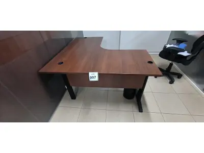 LOTE 007 - 01 MESA DE CANTO EM MADEIRA NA COR MARROM PARA ESCRITÓRIO. (NO ESTADO) ATENÇÃO! FAZER A VISITAÇÃO ANTES DE ARREMATAR, NÃO SABEMOS SE FUNCIONA, LEILÃO NÃO TEM GARANTIA E NEM DEVOLUÇÃO, SUJEITO A POSSÍVEIS AVARIAS VISÍVEIS/OCULTAS E/OU AUSÊNCIA DE COMPONENTES.