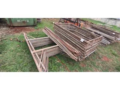 LOTE 098 - 10 ANDAIMES COM 10 MESAS DE FERRO. (NO ESTADO) ATENÇÃO! FAZER A VISITAÇÃO ANTES DE ARREMATAR, NÃO SABEMOS SE FUNCIONA, LEILÃO NÃO TEM GARANTIA E NEM DEVOLUÇÃO, SUJEITO A POSSÍVEIS AVARIAS VISÍVEIS/OCULTAS E/OU AUSÊNCIA DE COMPONENTES.