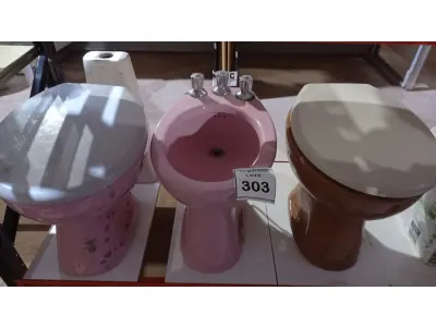 LOTE 303 - 02 VASOS SANITÁRIOS, 01 BIDÊ 01 SABONETEIRA DE EMBUTIR E 01 COLUNA DE PIA. (NO ESTADO) ATENÇÃO! FAZER A VISITAÇÃO ANTES DE ARREMATAR, NÃO SABEMOS SE FUNCIONA, LEILÃO NÃO TEM GARANTIA E NEM DEVOLUÇÃO, SUJEITO A POSSÍVEIS AVARIAS VISÍVEIS/OCULTAS E/OU AUSÊNCIA DE COMPONENTES.