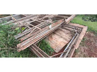 LOTE 124 - 06 ANDAIMES COM 10 MESAS DE FERRO PARA ANDAIMES. (NO ESTADO) ATENÇÃO! FAZER A VISITAÇÃO ANTES DE ARREMATAR, NÃO SABEMOS SE FUNCIONA, LEILÃO NÃO TEM GARANTIA E NEM DEVOLUÇÃO, SUJEITO A POSSÍVEIS AVARIAS VISÍVEIS/OCULTAS E/OU AUSÊNCIA DE COMPONENTES.