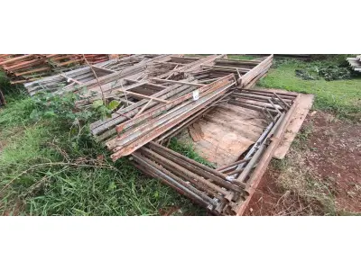 LOTE 124 - 06 ANDAIMES COM 10 MESAS DE FERRO PARA ANDAIMES. (NO ESTADO) ATENÇÃO! FAZER A VISITAÇÃO ANTES DE ARREMATAR, NÃO SABEMOS SE FUNCIONA, LEILÃO NÃO TEM GARANTIA E NEM DEVOLUÇÃO, SUJEITO A POSSÍVEIS AVARIAS VISÍVEIS/OCULTAS E/OU AUSÊNCIA DE COMPONENTES.