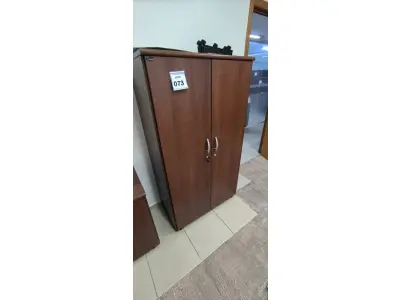 LOTE 073 - 01 ARMÁRIO EM MADEIRA COM 07 PRATELEIRAS NA COR MARROM. (NO ESTADO) ATENÇÃO! FAZER A VISITAÇÃO ANTES DE ARREMATAR, NÃO SABEMOS SE FUNCIONA, LEILÃO NÃO TEM GARANTIA E NEM DEVOLUÇÃO, SUJEITO A POSSÍVEIS AVARIAS VISÍVEIS/OCULTAS E/OU AUSÊNCIA DE COMPONENTES.