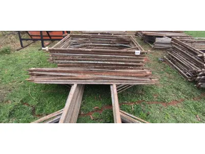 LOTE 098 - 10 ANDAIMES COM 10 MESAS DE FERRO. (NO ESTADO) ATENÇÃO! FAZER A VISITAÇÃO ANTES DE ARREMATAR, NÃO SABEMOS SE FUNCIONA, LEILÃO NÃO TEM GARANTIA E NEM DEVOLUÇÃO, SUJEITO A POSSÍVEIS AVARIAS VISÍVEIS/OCULTAS E/OU AUSÊNCIA DE COMPONENTES.