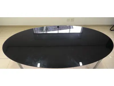 LOTE 054 - 01 MESA OVAL PARA REUNIÃO EM VIDRO NA COR PRETO COM PÉS EM FERRO CROMADO PARA 08 LUGARES. (NO ESTADO) ATENÇÃO! FAZER A VISITAÇÃO ANTES DE ARREMATAR, NÃO SABEMOS SE FUNCIONA, LEILÃO NÃO TEM GARANTIA E NEM DEVOLUÇÃO, SUJEITO A POSSÍVEIS AVARIAS VISÍVEIS/OCULTAS E/OU AUSÊNCIA DE COMPONENTES.