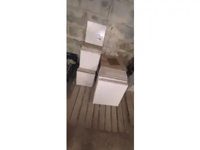 LOTE 119 - 01 LOTE COM REVESTIMENTOS 20X20CM NA COR MARROM, PISOS 45X45CM E APROXIMADAMENTE 05 CAIXA DE REVERTIMENTO 30X30CM. (NO ESTADO) ATENÇÃO! FAZER A VISITAÇÃO ANTES DE ARREMATAR, NÃO SABEMOS SE FUNCIONA, LEILÃO NÃO TEM GARANTIA E NEM DEVOLUÇÃO, SUJEITO A POSSÍVEIS AVARIAS VISÍVEIS/OCULTAS E/OU AUSÊNCIA DE COMPONENTES.