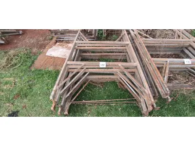 LOTE 122 - 10 MESAS DE FERRO PARA ANDAIMES. (NO ESTADO) ATENÇÃO! FAZER A VISITAÇÃO ANTES DE ARREMATAR, NÃO SABEMOS SE FUNCIONA, LEILÃO NÃO TEM GARANTIA E NEM DEVOLUÇÃO, SUJEITO A POSSÍVEIS AVARIAS VISÍVEIS/OCULTAS E/OU AUSÊNCIA DE COMPONENTES.