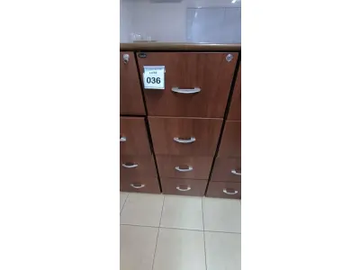 LOTE 036 - 01 ARQUIVO EM MADEIRA COM 04 GAVETAS NA COR MARROM. (NO ESTADO) ATENÇÃO! FAZER A VISITAÇÃO ANTES DE ARREMATAR, NÃO SABEMOS SE FUNCIONA, LEILÃO NÃO TEM GARANTIA E NEM DEVOLUÇÃO, SUJEITO A POSSÍVEIS AVARIAS VISÍVEIS/OCULTAS E/OU AUSÊNCIA DE COMPONENTES.