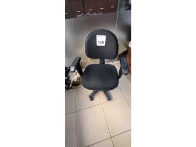 LOTE 026 - 01 CADEIRA GIRATÓRIA PARA ESCRITÓRIO. (NO ESTADO) ATENÇÃO! FAZER A VISITAÇÃO ANTES DE ARREMATAR, NÃO SABEMOS SE FUNCIONA, LEILÃO NÃO TEM GARANTIA E NEM DEVOLUÇÃO, SUJEITO A POSSÍVEIS AVARIAS VISÍVEIS/OCULTAS E/OU AUSÊNCIA DE COMPONENTES.