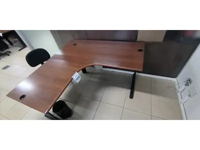 LOTE 005 - 01 MESA DE CANTO EM MADEIRA NA COR MARROM PARA ESCRITÓRIO. (NO ESTADO) ATENÇÃO! FAZER A VISITAÇÃO ANTES DE ARREMATAR, NÃO SABEMOS SE FUNCIONA, LEILÃO NÃO TEM GARANTIA E NEM DEVOLUÇÃO, SUJEITO A POSSÍVEIS AVARIAS VISÍVEIS/OCULTAS E/OU AUSÊNCIA DE COMPONENTES.