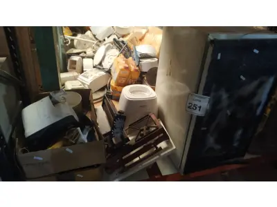 LOTE 251 - 01 BEBEDOURO PARA GARRAFÃO, 01PIA DE BANHEIRO, 01 FOGÃO PORTÁTIL, 01 SUCATA DE FRIGOBAR E ELETRODOMÉSTICOS E UTENSÍLIOS DIVERSOS. (NO ESTADO) ATENÇÃO! FAZER A VISITAÇÃO ANTES DE ARREMATAR, NÃO SABEMOS SE FUNCIONA, LEILÃO NÃO TEM GARANTIA E NEM DEVOLUÇÃO, SUJEITO A POSSÍVEIS AVARIAS VISÍVEIS/OCULTAS E/OU AUSÊNCIA DE COMPONENTES.