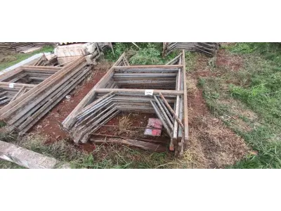 LOTE 108 - 10 MESAS DE FERRO PARA ANDAIMES. (NO ESTADO) ATENÇÃO! FAZER A VISITAÇÃO ANTES DE ARREMATAR, NÃO SABEMOS SE FUNCIONA, LEILÃO NÃO TEM GARANTIA E NEM DEVOLUÇÃO, SUJEITO A POSSÍVEIS AVARIAS VISÍVEIS/OCULTAS E/OU AUSÊNCIA DE COMPONENTES.