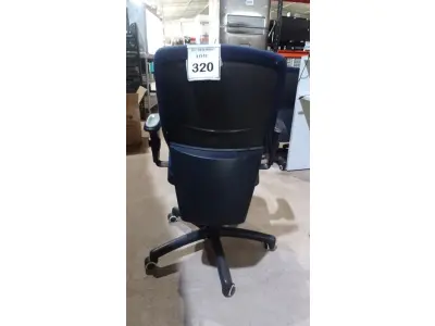 LOTE 320 - 01 CADEIRA DE ESCRITÓRIO GIRATÓRIA COM RODINHAS. (NO ESTADO) ATENÇÃO! FAZER A VISITAÇÃO ANTES DE ARREMATAR, NÃO SABEMOS SE FUNCIONA, LEILÃO NÃO TEM GARANTIA E NEM DEVOLUÇÃO, SUJEITO A POSSÍVEIS AVARIAS VISÍVEIS/OCULTAS E/OU AUSÊNCIA DE COMPONENTES.