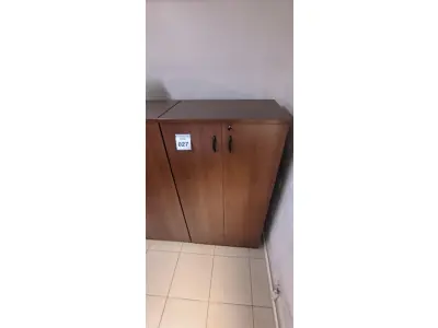 LOTE 027 - 01 ARMÁRIO EM MADEIRA COM 04 PRATELEIRAS NA COR MARROM. (NO ESTADO) ATENÇÃO! FAZER A VISITAÇÃO ANTES DE ARREMATAR, NÃO SABEMOS SE FUNCIONA, LEILÃO NÃO TEM GARANTIA E NEM DEVOLUÇÃO, SUJEITO A POSSÍVEIS AVARIAS VISÍVEIS/OCULTAS E/OU AUSÊNCIA DE COMPONENTES.