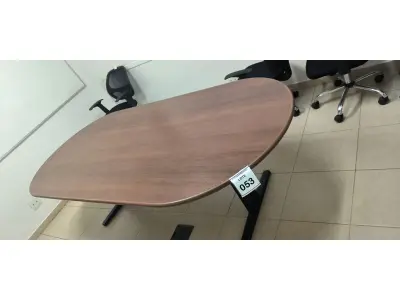 LOTE 053 - 01 MESA OVAL PARA REUNIÃO EM MADEIRA NA COR MARROM PARA 08 LUGARES. (NO ESTADO) ATENÇÃO! FAZER A VISITAÇÃO ANTES DE ARREMATAR, NÃO SABEMOS SE FUNCIONA, LEILÃO NÃO TEM GARANTIA E NEM DEVOLUÇÃO, SUJEITO A POSSÍVEIS AVARIAS VISÍVEIS/OCULTAS E/OU AUSÊNCIA DE COMPONENTES.