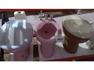 LOTE 303 - 02 VASOS SANITÁRIOS, 01 BIDÊ 01 SABONETEIRA DE EMBUTIR E 01 COLUNA DE PIA. (NO ESTADO) ATENÇÃO! FAZER A VISITAÇÃO ANTES DE ARREMATAR, NÃO SABEMOS SE FUNCIONA, LEILÃO NÃO TEM GARANTIA E NEM DEVOLUÇÃO, SUJEITO A POSSÍVEIS AVARIAS VISÍVEIS/OCULTAS E/OU AUSÊNCIA DE COMPONENTES.