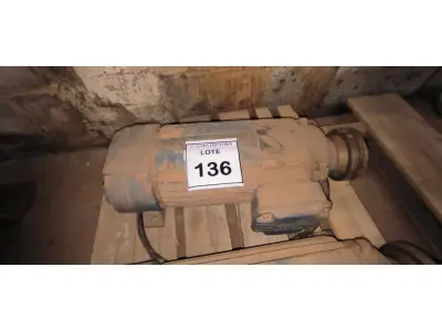 LOTE 136 - 01 MOTOR ELÉTRICO TRIFÁSICO PARA SERRA DE BANCADA. (NO ESTADO) ATENÇÃO! FAZER A VISITAÇÃO ANTES DE ARREMATAR, NÃO SABEMOS SE FUNCIONA, LEILÃO NÃO TEM GARANTIA E NEM DEVOLUÇÃO, SUJEITO A POSSÍVEIS AVARIAS VISÍVEIS/OCULTAS E/OU AUSÊNCIA DE COMPONENTES.