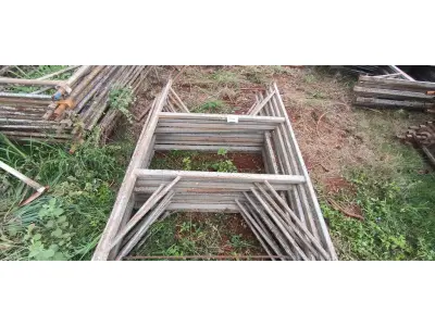 LOTE 106 - 10 MESAS DE FERRO PARA ANDAIMES. (NO ESTADO) ATENÇÃO! FAZER A VISITAÇÃO ANTES DE ARREMATAR, NÃO SABEMOS SE FUNCIONA, LEILÃO NÃO TEM GARANTIA E NEM DEVOLUÇÃO, SUJEITO A POSSÍVEIS AVARIAS VISÍVEIS/OCULTAS E/OU AUSÊNCIA DE COMPONENTES.