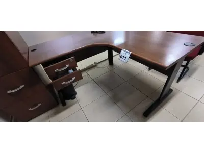 LOTE 011 - 01 MESA DE CANTO EM MADEIRA COM 02 GAVETAS NA COR MARROM. . (NO ESTADO) ATENÇÃO! FAZER A VISITAÇÃO ANTES DE ARREMATAR, NÃO SABEMOS SE FUNCIONA, LEILÃO NÃO TEM GARANTIA E NEM DEVOLUÇÃO, SUJEITO A POSSÍVEIS AVARIAS VISÍVEIS/OCULTAS E/OU AUSÊNCIA DE COMPONENTES.