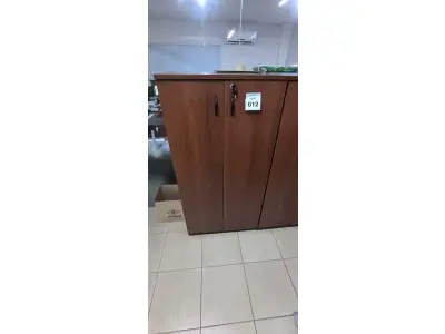 LOTE 012 - 01 ARMÁRIO EM MADEIRA 02 PORTAS COM 04 PRATELEIRAS NA COR MARROM. (NO ESTADO) ATENÇÃO! FAZER A VISITAÇÃO ANTES DE ARREMATAR, NÃO SABEMOS SE FUNCIONA, LEILÃO NÃO TEM GARANTIA E NEM DEVOLUÇÃO, SUJEITO A POSSÍVEIS AVARIAS VISÍVEIS/OCULTAS E/OU AUSÊNCIA DE COMPONENTES.