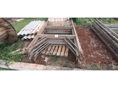 LOTE 110 - 10 MESAS DE FERRO PARA ANDAIMES. (NO ESTADO) ATENÇÃO! FAZER A VISITAÇÃO ANTES DE ARREMATAR, NÃO SABEMOS SE FUNCIONA, LEILÃO NÃO TEM GARANTIA E NEM DEVOLUÇÃO, SUJEITO A POSSÍVEIS AVARIAS VISÍVEIS/OCULTAS E/OU AUSÊNCIA DE COMPONENTES.