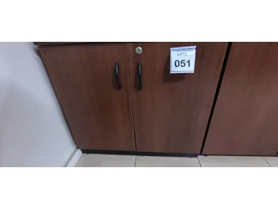 LOTE 051 - 01 ARMÁRIO EM MADEIRA 02 PORTAS NA COR MARROM. (NO ESTADO) ATENÇÃO! FAZER A VISITAÇÃO ANTES DE ARREMATAR, NÃO SABEMOS SE FUNCIONA, LEILÃO NÃO TEM GARANTIA E NEM DEVOLUÇÃO, SUJEITO A POSSÍVEIS AVARIAS VISÍVEIS/OCULTAS E/OU AUSÊNCIA DE COMPONENTES.