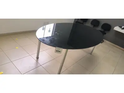 LOTE 054 - 01 MESA OVAL PARA REUNIÃO EM VIDRO NA COR PRETO COM PÉS EM FERRO CROMADO PARA 08 LUGARES. (NO ESTADO) ATENÇÃO! FAZER A VISITAÇÃO ANTES DE ARREMATAR, NÃO SABEMOS SE FUNCIONA, LEILÃO NÃO TEM GARANTIA E NEM DEVOLUÇÃO, SUJEITO A POSSÍVEIS AVARIAS VISÍVEIS/OCULTAS E/OU AUSÊNCIA DE COMPONENTES.