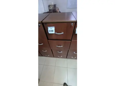 LOTE 038 - 01 ARQUIVO EM MADEIRA COM 04 GAVETAS NA COR MARROM. (NO ESTADO) ATENÇÃO! FAZER A VISITAÇÃO ANTES DE ARREMATAR, NÃO SABEMOS SE FUNCIONA, LEILÃO NÃO TEM GARANTIA E NEM DEVOLUÇÃO, SUJEITO A POSSÍVEIS AVARIAS VISÍVEIS/OCULTAS E/OU AUSÊNCIA DE COMPONENTES.