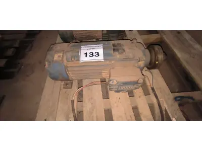 LOTE 133 - 01 MOTOR ELÉTRICO TRIFÁSICO PARA SERRA DE BANCADA. (NO ESTADO) ATENÇÃO! FAZER A VISITAÇÃO ANTES DE ARREMATAR, NÃO SABEMOS SE FUNCIONA, LEILÃO NÃO TEM GARANTIA E NEM DEVOLUÇÃO, SUJEITO A POSSÍVEIS AVARIAS VISÍVEIS/OCULTAS E/OU AUSÊNCIA DE COMPONENTES.