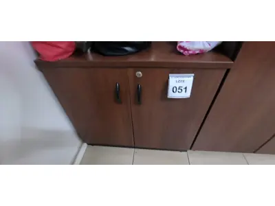 LOTE 051 - 01 ARMÁRIO EM MADEIRA 02 PORTAS NA COR MARROM. (NO ESTADO) ATENÇÃO! FAZER A VISITAÇÃO ANTES DE ARREMATAR, NÃO SABEMOS SE FUNCIONA, LEILÃO NÃO TEM GARANTIA E NEM DEVOLUÇÃO, SUJEITO A POSSÍVEIS AVARIAS VISÍVEIS/OCULTAS E/OU AUSÊNCIA DE COMPONENTES.