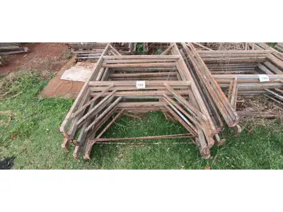 LOTE 122 - 10 MESAS DE FERRO PARA ANDAIMES. (NO ESTADO) ATENÇÃO! FAZER A VISITAÇÃO ANTES DE ARREMATAR, NÃO SABEMOS SE FUNCIONA, LEILÃO NÃO TEM GARANTIA E NEM DEVOLUÇÃO, SUJEITO A POSSÍVEIS AVARIAS VISÍVEIS/OCULTAS E/OU AUSÊNCIA DE COMPONENTES.