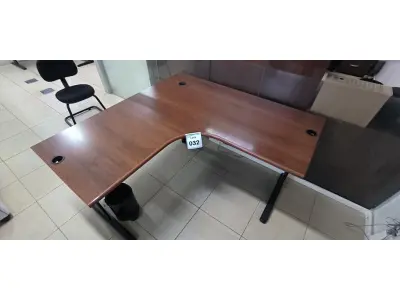 LOTE 032 - 01 MESA DE CANTO EM MADEIRA NA COR MARROM. (NO ESTADO) ATENÇÃO! FAZER A VISITAÇÃO ANTES DE ARREMATAR, NÃO SABEMOS SE FUNCIONA, LEILÃO NÃO TEM GARANTIA E NEM DEVOLUÇÃO, SUJEITO A POSSÍVEIS AVARIAS VISÍVEIS/OCULTAS E/OU AUSÊNCIA DE COMPONENTES.