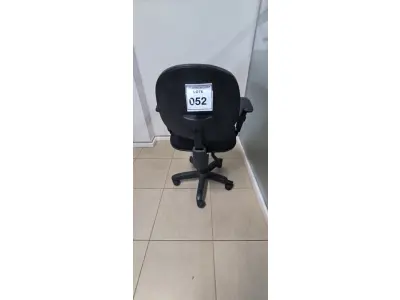 LOTE 052 - 01 CADEIRA GIRATÓRIA PARA ESCRITÓRIO. (NO ESTADO) ATENÇÃO! FAZER A VISITAÇÃO ANTES DE ARREMATAR, NÃO SABEMOS SE FUNCIONA, LEILÃO NÃO TEM GARANTIA E NEM DEVOLUÇÃO, SUJEITO A POSSÍVEIS AVARIAS VISÍVEIS/OCULTAS E/OU AUSÊNCIA DE COMPONENTES.