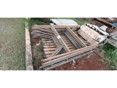 LOTE 110 - 10 MESAS DE FERRO PARA ANDAIMES. (NO ESTADO) ATENÇÃO! FAZER A VISITAÇÃO ANTES DE ARREMATAR, NÃO SABEMOS SE FUNCIONA, LEILÃO NÃO TEM GARANTIA E NEM DEVOLUÇÃO, SUJEITO A POSSÍVEIS AVARIAS VISÍVEIS/OCULTAS E/OU AUSÊNCIA DE COMPONENTES.