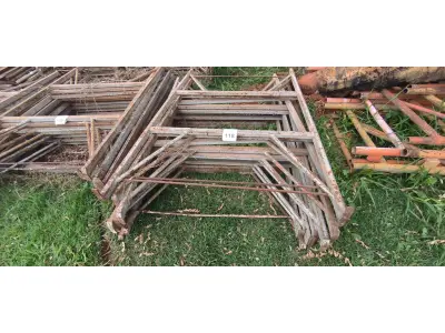 LOTE 118 - 10 MESAS DE FERRO PARA ANDAIMES. (NO ESTADO) ATENÇÃO! FAZER A VISITAÇÃO ANTES DE ARREMATAR, NÃO SABEMOS SE FUNCIONA, LEILÃO NÃO TEM GARANTIA E NEM DEVOLUÇÃO, SUJEITO A POSSÍVEIS AVARIAS VISÍVEIS/OCULTAS E/OU AUSÊNCIA DE COMPONENTES.