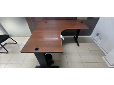 LOTE 007 - 01 MESA DE CANTO EM MADEIRA NA COR MARROM PARA ESCRITÓRIO. (NO ESTADO) ATENÇÃO! FAZER A VISITAÇÃO ANTES DE ARREMATAR, NÃO SABEMOS SE FUNCIONA, LEILÃO NÃO TEM GARANTIA E NEM DEVOLUÇÃO, SUJEITO A POSSÍVEIS AVARIAS VISÍVEIS/OCULTAS E/OU AUSÊNCIA DE COMPONENTES.