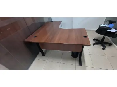 LOTE 005 - 01 MESA DE CANTO EM MADEIRA NA COR MARROM PARA ESCRITÓRIO. (NO ESTADO) ATENÇÃO! FAZER A VISITAÇÃO ANTES DE ARREMATAR, NÃO SABEMOS SE FUNCIONA, LEILÃO NÃO TEM GARANTIA E NEM DEVOLUÇÃO, SUJEITO A POSSÍVEIS AVARIAS VISÍVEIS/OCULTAS E/OU AUSÊNCIA DE COMPONENTES.