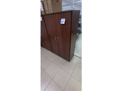 LOTE 043 - 01 ARMÁRIO EM MADEIRA COM 02 PORTAS E 06 PRATELEIRA NA COR MARROM. (NO ESTADO) ATENÇÃO! FAZER A VISITAÇÃO ANTES DE ARREMATAR, NÃO SABEMOS SE FUNCIONA, LEILÃO NÃO TEM GARANTIA E NEM DEVOLUÇÃO, SUJEITO A POSSÍVEIS AVARIAS VISÍVEIS/OCULTAS E/OU AUSÊNCIA DE COMPONENTES.