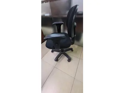 LOTE 029 - 01 CADEIRA GIRATÓRIA PARA ESCRITÓRIO. (NO ESTADO) ATENÇÃO! FAZER A VISITAÇÃO ANTES DE ARREMATAR, NÃO SABEMOS SE FUNCIONA, LEILÃO NÃO TEM GARANTIA E NEM DEVOLUÇÃO, SUJEITO A POSSÍVEIS AVARIAS VISÍVEIS/OCULTAS E/OU AUSÊNCIA DE COMPONENTES.