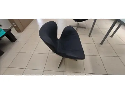 LOTE 059 - 01 POLTRONA GIRATÓRIA COM PÉS FIXOS. (NO ESTADO) ATENÇÃO! FAZER A VISITAÇÃO ANTES DE ARREMATAR, NÃO SABEMOS SE FUNCIONA, LEILÃO NÃO TEM GARANTIA E NEM DEVOLUÇÃO, SUJEITO A POSSÍVEIS AVARIAS VISÍVEIS/OCULTAS E/OU AUSÊNCIA DE COMPONENTES.