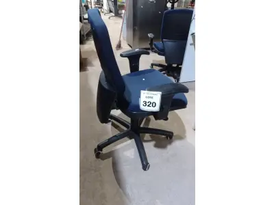 LOTE 320 - 01 CADEIRA DE ESCRITÓRIO GIRATÓRIA COM RODINHAS. (NO ESTADO) ATENÇÃO! FAZER A VISITAÇÃO ANTES DE ARREMATAR, NÃO SABEMOS SE FUNCIONA, LEILÃO NÃO TEM GARANTIA E NEM DEVOLUÇÃO, SUJEITO A POSSÍVEIS AVARIAS VISÍVEIS/OCULTAS E/OU AUSÊNCIA DE COMPONENTES.