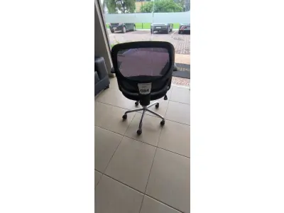 LOTE 084 - 01 CADEIRA GIRATÓRIA PARA ESCRITÓRIO. (NO ESTADO) ATENÇÃO! FAZER A VISITAÇÃO ANTES DE ARREMATAR, NÃO SABEMOS SE FUNCIONA, LEILÃO NÃO TEM GARANTIA E NEM DEVOLUÇÃO, SUJEITO A POSSÍVEIS AVARIAS VISÍVEIS/OCULTAS E/OU AUSÊNCIA DE COMPONENTES.