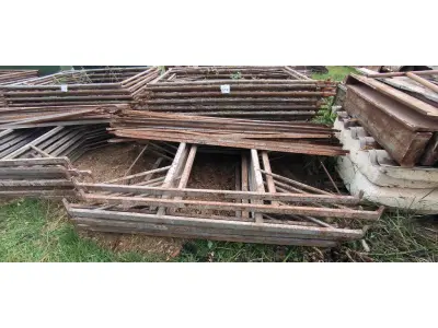 LOTE 112 - 10 ANDAIMES COM 10 MESAS DE FERRO. (NO ESTADO) ATENÇÃO! FAZER A VISITAÇÃO ANTES DE ARREMATAR, NÃO SABEMOS SE FUNCIONA, LEILÃO NÃO TEM GARANTIA E NEM DEVOLUÇÃO, SUJEITO A POSSÍVEIS AVARIAS VISÍVEIS/OCULTAS E/OU AUSÊNCIA DE COMPONENTES.