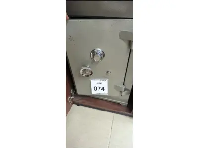 LOTE 074 - 01 COFRE PEQUENO COM SENHA E CHAVE. (NO ESTADO) ATENÇÃO! FAZER A VISITAÇÃO ANTES DE ARREMATAR, NÃO SABEMOS SE FUNCIONA, LEILÃO NÃO TEM GARANTIA E NEM DEVOLUÇÃO, SUJEITO A POSSÍVEIS AVARIAS VISÍVEIS/OCULTAS E/OU AUSÊNCIA DE COMPONENTES.