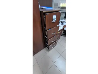 LOTE 004 - 01 ARQUIVO EM MADEIRA COM 04 GAVETAS. (NO ESTADO) ATENÇÃO! FAZER A VISITAÇÃO ANTES DE ARREMATAR, NÃO SABEMOS SE FUNCIONA, LEILÃO NÃO TEM GARANTIA E NEM DEVOLUÇÃO, SUJEITO A POSSÍVEIS AVARIAS VISÍVEIS/OCULTAS E/OU AUSÊNCIA DE COMPONENTES.