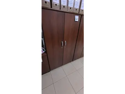 LOTE 047 - 01 ARMÁRIO EM MADEIRA 02 PORTAS COM 04 PRATELEIRAS. (NO ESTADO) ATENÇÃO! FAZER A VISITAÇÃO ANTES DE ARREMATAR, NÃO SABEMOS SE FUNCIONA, LEILÃO NÃO TEM GARANTIA E NEM DEVOLUÇÃO, SUJEITO A POSSÍVEIS AVARIAS VISÍVEIS/OCULTAS E/OU AUSÊNCIA DE COMPONENTES.