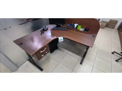 LOTE 023 - 01 MESA DE CANTO COM 02 GAVETAS NA COR MARROM. (NO ESTADO) ATENÇÃO! FAZER A VISITAÇÃO ANTES DE ARREMATAR, NÃO SABEMOS SE FUNCIONA, LEILÃO NÃO TEM GARANTIA E NEM DEVOLUÇÃO, SUJEITO A POSSÍVEIS AVARIAS VISÍVEIS/OCULTAS E/OU AUSÊNCIA DE COMPONENTES.