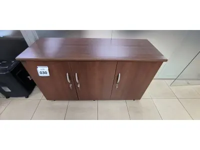 LOTE 030 - 01 ARMÁRIO EM MADEIRA COM 03 PORTAS E 03 PRATELEIRAS NA COR MARROM. (NO ESTADO) ATENÇÃO! FAZER A VISITAÇÃO ANTES DE ARREMATAR, NÃO SABEMOS SE FUNCIONA, LEILÃO NÃO TEM GARANTIA E NEM DEVOLUÇÃO, SUJEITO A POSSÍVEIS AVARIAS VISÍVEIS/OCULTAS E/OU AUSÊNCIA DE COMPONENTES.