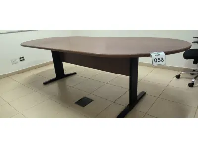 LOTE 053 - 01 MESA OVAL PARA REUNIÃO EM MADEIRA NA COR MARROM PARA 08 LUGARES. (NO ESTADO) ATENÇÃO! FAZER A VISITAÇÃO ANTES DE ARREMATAR, NÃO SABEMOS SE FUNCIONA, LEILÃO NÃO TEM GARANTIA E NEM DEVOLUÇÃO, SUJEITO A POSSÍVEIS AVARIAS VISÍVEIS/OCULTAS E/OU AUSÊNCIA DE COMPONENTES.